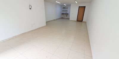 Local comercial de 50 m² en arriendo, excelente ubicación en Itagüí:

A solo 3 cuadras del parque principal, zona céntrica y con alto flujo peatonal y vehicular.

A una cuadra de la estación de Policía, Bomberos y Tránsito de Itagüí, lo que refuerza la seguridad y visibilidad.

Muy cercano a Sabaneta y Envigado, con fácil acceso a vías principales.

Ideal para negocios de atención al público: tienda, consultorio, oficina, franquicia o cafetería.

Espacio amplio,red de gas, con vitrinas grandes, buena iluminación natural y fachada visible.

disponible para hacer adecuaciones según actividad.

¿Interesado? Agenda ya tu visita y aprovecha esta oportunidad: excelente visibilidad, seguridad y ubicación estratégica.


#itaguiantioqui #localenarriendo #localcomercial  #LocalComercialEnRenta  #localcomercialenalquiler #locales #bienesraicesmedellin #realestatemedellin #negociolocal #negociopropio #itagui