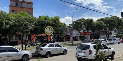 Casa comercial de dos pisos: PRIMER PISO: 5 espacios para oficina independientes, sala de juntas, recepcion, 6 cubiculos, 1 oficina independiente para contabilidad, archivo, cocina, zona de preparacion de alimentos y almacenamiento, zona de aseo, espacio reuniones, patio interior, baterias de baño y 2 privados SEGUNDO PISO: Salon grande para reuniones, cocina amplia, 3 habitaciones, 2 baños, hall de juegos.