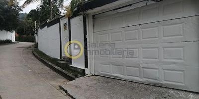 Casa Campestre en Arriendo en Floridablanca cuenta con 3 alcobas, 5 baños, sala comedor, cocina semi integral, zona de ropas. Adicional dispone de zonas verdes, piscina, zona BBQ, salón de eventos, parqueadero para 4 carros aproximadamente. Ubicada cerca al Conjunto de Versalles Campestre.