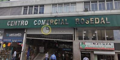 Oficina en Arriendo en Bucaramanga - Centro cuenta con 4 espacios de trabajo. Ubicado dentro del Centro Comercial Rosedal que a su vez ofrece ascensor, cafetería comunal y baños públicos.