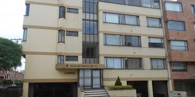 Presentamos este apartamento en arriendo. Ubicado en cedro golf, sector residencial. Tercer piso. Consta de dos alcobas, dos baños, sala comedor con amplios espacios. El inmueble cuenta con  vista interior, lo que le ayuda a aislarse del ruido y gozar de un ambiente de tranquilidad. Su cocina es integral a gas con una pequeña zona de lavandería. Las habitaciones cuentan con closet. Cercano a zona comercial. Fácil acceso gracias a vías cercanas como la Kr 7 y Kr 9. Rodeado de parques e iglesias.