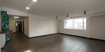 APARTAMENTO RENTANDO PARA INVERSIÓN EN VENTA UBICADO EN CHAPINERO CENTRAL - CHAPINERO 140 m² ubicado en una de las zonas más exclusivas de la ciudad. Cuenta con alcoba principal closet y baño privado, 2 alcobas con closet, baño principal, sala comedor, cocina integral, zona de lavado, este inmueble ofrece un ambiente de confort y sofisticación. Su diseño moderno y espacioso brinda la oportunidad de disfrutar de momentos inolvidables en familia. Además, cuenta con 1 parqueadero para mayor comodidad. No pierdas la oportunidad de vivir en este lugar único que combina lujo y funcionalidad. ¡Haz de este apartamento tu nuevo hogar!