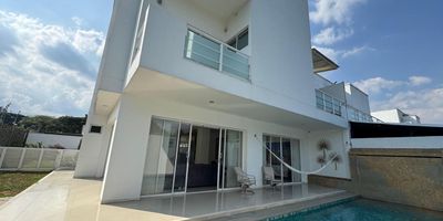 ¡Vive el lujo y la exclusividad en Pance!

Esta espectacular casa en  niveles te ofrece un estilo de vida sin igual. Con 5 habitaciones, cada una con baño privado, disfrutarás de la máxima comodidad y privacidad. La casa cuenta con family room, terraza, piscina privada y baño turco, perfectos para el descanso y la diversión.

Además, el condominio cuenta con zonas sociales, amplias áreas verdes y parqueadero para 4 vehículos.

¡No pierdas la oportunidad de vivir en este paraíso! Contáctanos y  agenda tu visita