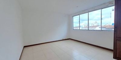 Apartaestudio tipo loft en renta o venta  Pinares, Pereira Se ofrece moderno apartaestudio tipo loft ubicado en el segundo piso de un edificio con ascensor, en una de las zonas más exclusivas y estratégicas de Pereira Pinares. El inmueble cuenta con una amplia zona de lavandería y destaca por su diseño abierto y funcional. Aunque no dispone de parqueadero, el edificio cuenta con vigilancia 24 horas, lo que garantiza tranquilidad y seguridad para sus residentes. Gracias a su excelente ubicación, tendrás acceso inmediato a clínicas, restaurantes, cafés, centros comerciales, la terminal de transporte y una amplia red de vías que facilitan la movilidad dentro de la ciudad. MARCELA BOJACA 