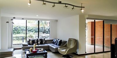 Casa en arriendo en unidad cerrada en altos del poblado muy cerca al Ces, fácil acceso hacia la Superior. Entorno muy tranquilo y de poco flujo vehicular. Piso en mármol y madera, puerta de seguridad, tres niveles, sala y comedor independientes, espacios sociales amplios, estudio, estar de tv y cocina integral. 5 alcobas con baño en cada una, balcón en alcoba, terraza trasera con jardín y parqueaderos independientes cubiertos. Unidad con parque infantil, zonas verdes, vigilancia 24 horas, citofonía y circuito cerrado de tv  Inmuebles sujetos a verificación de disponibilidad