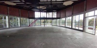 Local en arriendo, con un área de 1000 metros cuadrados, altura de 4.80, cocina integral, baños, oficinas. Este local tiene todo lo que buscas para ti y tu empresa en ubicación privilegiada en Llano Grande, te animas a conocerlo. En Umbral tenemos las mejores opciones para ti. 