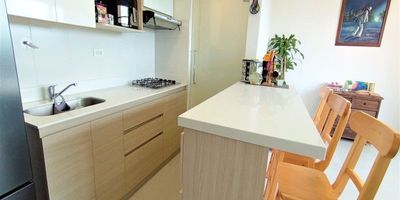 Apartamento en arriendo en Rionegro. barro blanco, cuenta con 60 m2, con una distribución conformada por 2 habitaciones, baño privado, un baño social, todos cabinados y enchapados, dos closets, sala-comedor, zona de estudio cocina integral, red de gas, horno, calentador de paso, zona de ropas independiente, balcón con vista panoramica, cuenta con parqueadero y cuarto útil, Unidad residencial con vigilancia 24 horas, monitoreo de camaras, parqueadero visitantes, shut de basuras, zona laundry, salon social, gimnasio, Cercano a Farmatodo, calle 47, Reserva Plaza, Rio del Este parque comercial