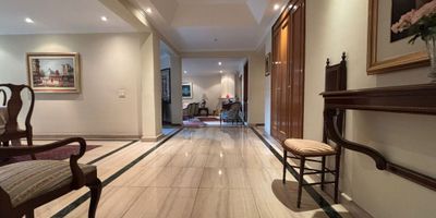 CS+1. Descubre la comodidad en este exclusivo apartamento, ubicado en el sector de la Carolina para remodelar de 4 habitaciones, dos de ellas con baño, otro baño para las dos alcobas, baño social, comedor independiente, estudio, sala con chimenea, estar de tv, cocina cerrada, zona de lavandería con ventilación natural, cuarto y baño de servicio, deposito, con 220 metros cuadrados de espacio exquisitamente diseñado. Con una ubicación privilegiada, este inmueble ofrece 3 parqueaderos cubiertos, dos en linea y uno independiente . Disfruta de amplios espacios llenos de luz natural y acabados de alta calidad. Vive la experiencia de lujo y confort que mereces en este lugar único. ¡Bienvenido a tu nuevo hogar!