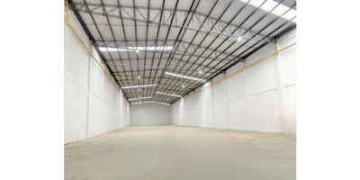 ? Bodega Industrial en Cartagena – 485 m² Construidos

? Zona Exclusiva de Desarrollo Industrial – Cartagena
Ideal para empresas de alto o bajo impacto que buscan eficiencia logística y valorización.

? Especificaciones Generales:


 
 Área de bodega (planta): 375 m²

 
  
  Dimensiones: 15 m de frente x 25 m de fondo
  
 
 
 
 Área de oficinas (mezanine): 110 m²
 
 
 Altura total: 10 metros
 
 
 1 puerta camión
 
 
 Servicios públicos disponibles
 


? Infraestructura del Parque Industrial:


 
 Vías internas en concreto rígido de 40 metros de ancho
 
 
 Amplias zonas de parqueo y maniobra para tractomulas
 
 
 Portería 24 horas, vigilancia privada y sistema de cámaras CCTV
 
 
 Báscula industrial con capacidad de 60 toneladas
 
 
 Restaurante y locales comerciales dentro del complejo
 


?️ Zonificación:


 
 Uso de suelo industrial para empresas de bajo y alto impacto
 
 
 Ubicada en sector de alta valorización y excelente proyección empresarial
 


? Contáctanos para más información o agendar visita.
