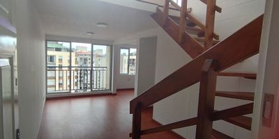 Este moderno apartamento dúplex de 98 m² en Colina Campestre te ofrece un estilo de vida cómodo y funcional. Con vista exterior, disfrutarás de abundante luz natural y un ambiente agradable.
encontrará en el primer nivel La sala - comedor es un espacio amplio e integrado, perfecto para el entretenimiento y la vida cotidiana. La cocina integral está diseñada para ser práctica y eficiente, una habitación amplia con baño privado y Vestier, Además, cuenta con un encantador balcón y  habitación , baño social 
el segundo nivel encontraras estudio, una terraza, ideales para relajarse y disfrutar del aire libre, una habitación principal agradable y amplia con baño privado y Vestier 
  La propiedad incluye un parqueadero cubierto, garantizando seguridad y comodidad para tu vehículo.