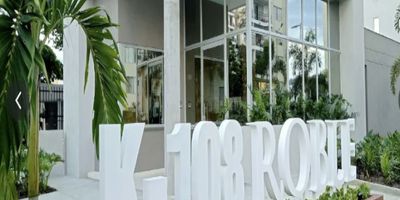 Venta apartamento acogedor de 66m2 en Unidad Residencial K108 Roble, con vista interior, ubicado en un tercer piso, acceso por ascensor, parqueadero propio descubierto . Consta de 2 habitaciones, 2 baños, sala comedor, cocina integral, balcón y zona de lavandería. Tiene piso en porcelanato en todas sus zonas. El conjunto cuenta con zonas verdes, zona para niños, salón social, piscina y vigilancia privada las 24 horas. Cerca del centro comercial Bochalema Plaza y Jardín Plaza; cerca a almacenes de cadena Dollarcity, Éxito, D1 y Ara; cerca de la universidad Autónoma de Occidente; cerca a paraderos del MIO; Vías de acceso por la calle 48 y cra 108.