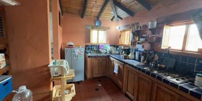 Oportunidad Finca al mejor precio del sector de  de 33.895 m2 a 20 minutos de Guasca, actualmente tiene pasco cucuyo con vacas y permite sembrar fresas, arándanos o cualquier cultivo que por el clima se desee, Tiene una casa de 220 m2, de 3 habitaciones - la principal con chimenea y baño, baño para las otras dos habitaciones, estar de alcobas con chimenea, estudio, sala comedor con chimenea, cocina cerrada con  espacio para despensa, terraza cubierta y una casa adjunta de 1 habitación, 1 baño, cocina y espacio adicional. La casa está en un terreno de casi 3,4 hectáreas - 33.895 m2. la finca cuenta con acueducto veredal, concesión de uso de agua de una quebrada próxima, electricidad y pozo séptico. Por motivo viaje urge venderla.   