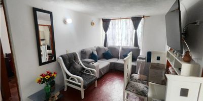 Oportunidad Única

¿Estás buscando el balance perfecto entre comodidad, seguridad y una ubicación estratégica? ¡Deja de buscar! Te presentamos este acogedor y funcional apartamento, ideal para tu familia o como tu primera gran inversión.

Imagina despertar cada mañana en un espacio bañado de excelente luz natural, donde cada rincón ha sido pensado para tu confort. Este no es solo un apartamento, es el escenario donde escribirás tus próximas grandes historias.

? Un Espacio Lleno de Comodidades

Este inmueble en un segundo piso, con una distribución inteligente de 40.43 m², te ofrece todo lo que necesitas sin sacrificar funcionalidad.

 * ?️ 3 Habitaciones Funcionales: Cada una con clósets empotrados para que el orden y el espacio nunca sean un problema. ¡Perfectas para cada miembro de la familia o para adaptar una como tu oficina en casa!

 * ? Cocina Lista para Usar: Equipada con una estufa de 4 puestos, campana extractora y modernos gabinetes superiores e inferiores. Solo necesitas traer tu mercado y empezar a crear deliciosos momentos.

 * ?️ Sala Comedor Acogedora: Un espacio integrado y luminoso, ideal para compartir con tus seres queridos, ver una película o simplemente relajarte después de un largo día.

 * ? Baño Moderno: Totalmente enchapado, lo que garantiza durabilidad y una limpieza fácil y rápida.

 * ? Zona de Lavado Independiente: Un área dedicada para mantener todo en su lugar.

 * ? Parqueadero Comunal: La comodidad de tener un lugar seguro para tu vehículo.

Dato Clave: Con una cuota de administración de solo $47.000 y aseo de $8.000 mensuales, mantienes tus gastos fijos al mínimo. ¡Más dinero en tu bolsillo cada mes!

? Vive en una Comunidad que lo Tiene Todo

El Conjunto Residencial San Carlos no es solo un lugar para vivir, es una comunidad que te ofrece un estilo de vida seguro y lleno de beneficios:

 * ?️ Seguridad 24/7: Vive con total tranquilidad gracias a la vigilancia pri