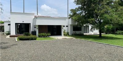 En la hermosa ciudad de Pereira, en el departamento de Risaralda, se encuentra esta maravillosa Casa Campestre en venta. Ubicada en un entorno tranquilo y natural, esta propiedad te ofrece una oportunidad única de vivir en contacto con la naturaleza y alejado del estrés de la ciudad.

Con un área de terreno de 2050 M2, esta casa cuenta con un amplio espacio para disfrutar en familia y con amigos. Su área construida de 315 M2 te brinda todo el confort y comodidad que necesitas para una vida plena y relajada.

Ingresando a la propiedad, encontrarás 4 acogedoras alcobas, ideales para acomodar a toda tu familia. Además, cuenta con 4 baños que te brindarán la privacidad y el confort que necesitas en tu día a día.

Una de las características más destacadas de esta casa es su amplio garaje con capacidad para 15 vehículos. Nunca más tendrás que preocuparte por buscar estacionamiento cuando llegues a casa o cuando recibas visitas.

En cuanto a las características internas de la propiedad, podrás disfrutar de una casa que admite mascotas, perfecta si tienes un compañero peludo que deseas compartir con tu hogar. También cuenta con armarios empotrados, una práctica opción para organizar tus pertenencias y mantener tu hogar siempre en orden.

La barra estilo americano en la cocina es perfecta para desayunar o compartir una cena con amigos mientras preparas tus comidas favoritas. Además, cuenta con biblioteca o estudio, ideal para trabajar o estudiar desde casa. También incluye calentador, clósets, cocina tipo americano, comedor auxiliar y despensa, todos ellos pensados para brindarte la máxima comodidad en tu día a día.

La propiedad cuenta con gas domiciliario, suelos de cerámica o mármol para una fácil limpieza y mantenimiento, así como electricidad y espacios reformados para una experiencia moderna y actualizada. No dejes pasar la oportunidad de hacer tuya esta hermosa casa campestre y comienza a disfrutar de un estilo de vida rodeado de natural