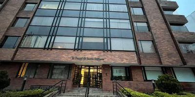 Encantador apartamento ubicado en el barrio Santa barbara  cerca de Avenidas principales, acceso por la avenida avenida calle 116 y la carrera 11, cerca de parques para recibir aire libre, caminar y realizar ejercicio, cuenta con una gran afluencia de transporte público paradero de sitp.  Es ideal para vivir en pareja o familia. A diez minutos del centro comercial unicentro, donde encontrará bancos bbva, davivienda, bancolombia, restaurantes, almacenes de Ropa entre otros. Adicional en el sector encontrará comercio en general. El apartamento cuenta con una gran distribución Grandes ventanales, con ascensor, parqueadero Privado cubierto,  iluminación natural, cocina integral, closeth, baños terminados. AMOBLADO.Para más información contactar al 3173690539 o al correo sebastian.castanoinmobiliariabogota.com. El equipo de Inmobiliaria Bogotá está comprometido a brindar una experiencia de vida excepcional a nuestros clientes.