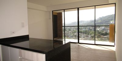 Apartamento en venta con muy buena ubicación en Homcenter de fácil acceso, con hermosos acabados, amplios espacios, cuenta con salacomedor, pisos en cerámica, dos habitaciones y dos baños, hall de alcobas, cocina integral en mesón de Quartzone, estufa y calentador a gas, zona de ropas. En conjunto cerrado con piscina, gimnasio, salón comunal, parques infantiles, zonas verdes y un parqueadero cubierto. Vigilancia y portería las 24 Horas.