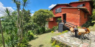 Casa campestre en Venta en Medellín, Antioquia! Este increíble inmueble se encuentra ubicado en un terreno de 2000 M2, rodeado de árboles frutales y bosque nativo que te brindarán la privacidad y paz que tanto buscas. En su interior, esta casa cuenta con 5 amplias alcobas, perfectas para recibir a toda tu familia y amigos cómodamente. Además, cuenta con 3 espaciosos baños para tu comodidad y la de tus invitados. Con su hermoso balcón, podrás disfrutar de una vista inigualable de la montaña y el paisaje campestre que rodea la propiedad. La casa también cuenta con baño auxiliar y baño en la habitación principal, para que puedas tener toda la privacidad que necesitas. ¿Quieres preparar deliciosas comidas en casa? ¡No hay problema! La casa cuenta con una moderna cocina integral equipada con todo lo que necesitas, y además, con conexiones de agua, gas domiciliario y electricidad. Con la capacidad de 2 garajes, no tendrás que preocuparte por el estacionamiento. Además, cuenta con espaciosos clósets para guardar todas tus pertenencias, y un calentador que te garantizará agua caliente en todo momento. Si te encanta la naturaleza y la tranquilidad, ¡este inmueble es perfecto para ti! Disfruta de una zona campestre rodeada de árboles y aire puro, pero con la comodidad de tener centros comerciales, colegios y universidades cercanas. Además, el transporte público se encuentra a pocos minutos, para que puedas moverte por la ciudad sin complicaciones. No pierdas la oportunidad de vivir en esta hermosa casa campestre en Medellín. ¡Contáctanos ahora y haz tu sueño realidad!

Recuerda que te ayudamos con los trámites de tu crédito hipotecario!
