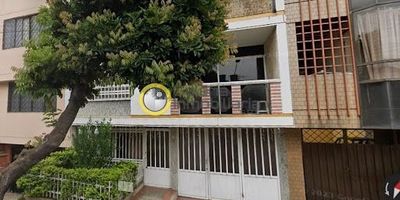 Excelente casa de dos pisos y terraza en un sector confortable y seguro en la ciudad de Bucaramanga. primer piso cuenta con garaje, sala comedor, baño social, cocina integral amplia, alcoba y baño de servicio, patio interior con BBQ, zona de ropas, alcoba con baño y jardín en su interior. segundo piso cuenta con 5 alcobas, dos con baño privado, estudio con su respectivo balcón, sala de televisión y baño social. tercer piso terraza 100 en baldosín y un kiosco.