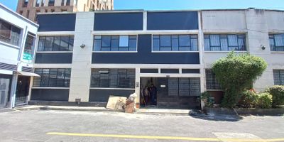 Hermoso apartaestudio MONOAMBIENTE, NO HAY PARQUEADERO cocina integral, baño, punto de lavadora, espacio para alcoba, closet, SERVICIOS INCLUIDOS, AGUA, LUZ, GAS E INTERNET, excelente ubicación a una cuadra de estación de Transmilenio Calle 76, cerca a AutoNorte, Cra 15, Cra 24, Calle 80, universidades de la zona.