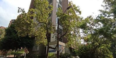 Oficina para arriendo en el sector el Poblado, con área de 49 metros cuadrados, un baño, una cocineta sencilla, parqueadero cubierto, iluminación natural, un ascensor cómodo, vigilancia 24 horas, administración incluida en el canon,  cerca a la clínica Medellín y al parque lleras, fácil acceso, zona tranquila, nivel 3.