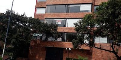 Edificio esquinero, apartamento ubicado en el piso 2, exterior, iluminado, vista sobre la calle 72 con Carrera 4, consta de sala comedor con chimenea, 2 alcobas, alcoba principal con baño y amplio vestier, baño completo, cocina amplia con despensa, zona de lavanderia, pisos en madera, cortinas, garaje cubierto y depósito. Cuota de administración incluida.