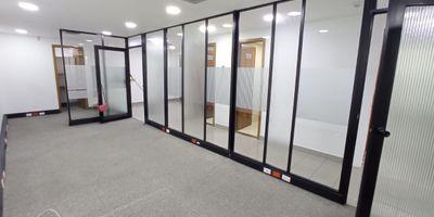 Oficina con espacios muy frescos e iluminados ideales para desarrollar tus actividades de manera mas eficiente y tranquila, ubicada en una de las zonas mas prestigiosas de la ciudad, facilidad a transporte publico.
