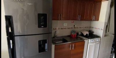 Casa unifamiliar de 82 m² en cuatro niveles ubicada en vía principal hacia San Antonio de Prado, sector Barichara, con excelente estado y alto potencial de valorización. Su ubicación estratégica te permite fácil acceso a rutas de transporte, comercio y servicios.
Cuenta con tres habitaciones, dos baños, terraza, balcón, patio, sala comedor, parqueadero para motos y posibilidad de independizar un apartaestudio. 
¡Contáctanos al 3012021300 para programar una visita y descubre más sobre esta increíble propiedad!