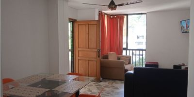 COD 919FR8171 Se encuentra ubicado a solo dos cuadras del mar, cerca a centro comercial arrecife, almacenes de cadena, san andresito, estacion de servicio, Banco Davivienda y al servicio de transporte publico masivo. El apartamento tiene cuarto de servicio con baño propio, El edificio es un conjunto de dos torres con veinte apartamentos en cinco pisos, no tiene ascensor, cuenta con vigilancia privada, parqueadero propio, y se permite la renta turistica por dias, es una buena oprtunidad de negocio.Si cree que esta propiedad es lo que esta buscando, contactame y agendamos una cita.
