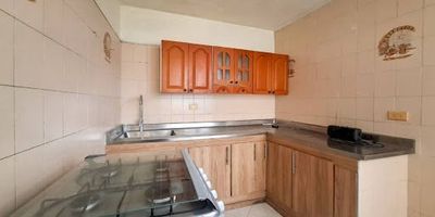 Casa en segundo piso de 120 m² en el barrio Simón Bolívar, Itagüí. Cuenta con 3 habitaciones, 2 baños y balcón, ofreciendo amplitud y comodidad en una ubicación estratégica. Su entorno brinda fácil acceso a rutas de transporte público que conectan con Envigado y otras zonas clave, facilitando el desplazamiento diario. Además, el sector posee una dinámica comercial en crecimiento y cercanía a servicios esenciales, lo que la convierte en una excelente opción para quienes buscan una vivienda bien ubicada y funcional.
