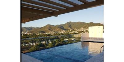 COD 9198FR446 El apartamento esta compuesto por cocina integral abierta, zona de labores, sala comedar con vista  al mar, dos alcobas, un baño,  esta ubicado sobre via principal entrando al Rodadero, facilitando la movilidad al transporte publico, a solo diez minutos del mar de playa salguero, y cabo tortuga, a quince  minutos del aeropuerto y de las playas del balneario turistico el Rodadero, el edificio tiene dos ascensores, vigilancia privada venticuatro horas, tiene parqueaderos comunales,  ofrece piscina, parque infantil, jacuzzi, y tiene permiso de renta turistica, haciendolo una buena oportunidad de negocio. El apartamento se entrega con un televisor,  dos aires acondicionados, cortinas en sala y habItaciones, cuenta con acabados modernos en piso y baño. SI CREE QUE ESTA PROPIEDAD ES LO QUE ESTA BUSCANDO CONTACTAME Y AGENDAMOS UNA CITA.
