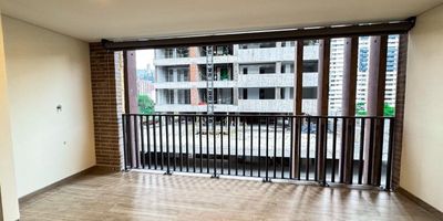 Codigo 27499. ? Apartaestudio en venta ubicado en El Poblado sector Ciudad del Río ? Características del Inmueble:• 1 Habitación (con vestier y baño privado)• 2 Baños• Cocina abierta integral• Zona de ropas• Balcón• Parqueadero sencillo• Cuarto útil• Servicios públicos y red de gas? Descripción:Ubicado en el moderno y vibrante sector de Ciudad del Río, este exclusivo apartaestudio en el conjunto Distrito Vera es una oportunidad única para vivir con estilo, confort y excelente ubicación.El inmueble cuenta con 79,74 m², excelente iluminación natural, acabados de alta calidad como pisos en porcelanato, cocina integral con mesón en mármol y cabina de baño en vidrio templado.Perfecto para profesionales, parejas o inversionistas que deseen vivir o rentar en una de las zonas con mayor valorización de Medellín.? Entorno y Ubicación:• A pasos del Museo de Arte Moderno de Medellín• Cerca de estaciones del metro (Industriales)• Rodeado de centros comerciales como Monterrey y Premium Plaza• Acceso rápido a Avenida Las Vegas y Avenida El Poblado• Cerca de supermercados Éxito, D1, Dollar City, restaurantes, gimnasios (Smart Fit, Bodytech, Action Black)• Espacios de arte, cultura, coworking y gastronomía? Zonas Comunes:• Portería 24/7 y lobby• Piscina para adultos y niños• Jacuzzi, sauna y turco• Gimnasio y salón de yoga• Coworking y salón social• Juegos para niños y adultos• Zona BBQ y parque infantil• Zona de mascotas y zonas verdes• Parqueadero de visitantes