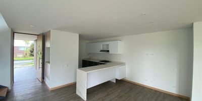 Hermosa y amplia casa disponible para el arriendo, ubicada en exclusiva unidad cerrada en Rionegro, la casa  cuenta con tres niveles y con un área de 202mts aprox, cuenta con 3 habitaciones cada una con baño privado y closet, cocina integral con acabados modernos, sala comedor, cuenta con una amplia zona verde y parqueadero doble, cuenta con portería 24 horas, vigilancia privada lo que garantiza seguridad, cancha deportiva, gimnasio, salón social, juegos infantiles, agradables zonas verdes, sector tranquilo y de fácil acceso a  transporte publico, ubicada a 5 minutos del Aeropuerto JMC. Ideal para vivir!