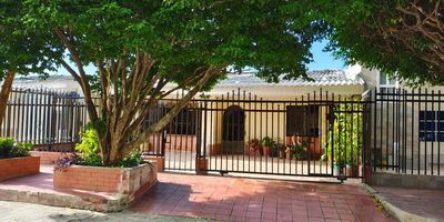 venta de hermosa casa en paraiso, en sector residencial, ideal para su familia. Con un área de 230 m², la propiedad cuenta con 4 alcobas amplias, 2 baños y parqueadero. Cada espacio está diseñado para brindar comodidad y funcionalidad. La ubicación ofrece tranquilidad y cercanía a servicios y zonas de interés. No pierda la oportunidad de vivir en una zona tranquila y segura. ¡Contáctenos para más información y agendar su visita!