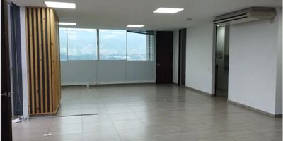 Oficina en arriendo en edificio empresarial, ubicado cerca a multiples servicios complementarios, como bancos, centros comerciales y restaurantes. Piso en porcelanato, 2 espacios, 2 baños, cocineta, cableado de red, techo cielo raso, puerta de seguridad, aire acondicionado privado, 2 parqueaderos mas un cuarto uti. Edificio con vigilancia las 24 horas y citofonia.

VALOR + IVA
