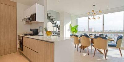 Apartamento duplex en Venta ubicado en el edificio Distrito 90, al norte de la ciudad de Barranquilla, este apartamento duplex dispone de 141.31m2 en su primera planta cuenta con donde encontraras, sala comedor, cocina integral abierta, baño social, habitación con vestier y baño,  en el segundo piso dispone de dos habitaciones cada una con baño, zona de estudio y terraza. Edificio cuenta con excelente amenidades como piscina, salón social, sauna y turco, gimnasio, cuatro sótanos de parqueadero, dos ascensores, planta de energía de suplencia total y lobby doble altura, vigilancia 27/7. Cod: 938