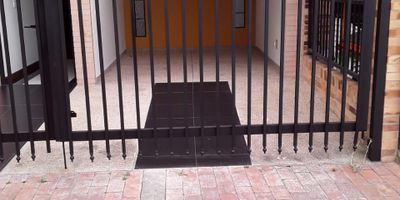 descubre est hermosa casa de 4 habitaciones todas con baño privado,ideal para familias que valoran el confort y la independencia perfecta para trabajar desde casa ya que tiene espacio de estudio totalmente libre y privado sala comedor con chimenea ademas de un patio amplio para sus mascotas y plantas.