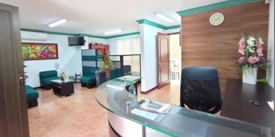 Se alquila edificio de 5 niveles para oficinas con mobiliario, bien ubicado en el barrio las Acacias Palmira. Cercano a vías principales y servicio de transporte, centro comercial Llano Grande, Hospital, centros médicos, supermercados entre otros.
Cuenta con recepción, sala de espera con dos cubículos, persianas, aire acondicionado, baño de mujeres y hombres, salón de conferencias, cocineta, baño social, cascada y jardín. en el segundo nivel cuenta con dos salones cada uno con dos baños, en un salón un escritorio central con divisiones para 10 puestos, y dos cubículos, en el otro salón se sitúan 4 cubículos con escritorios, cada salón con aire acondicionado, 3 nivel cuenta con otros dos salones, uno de ellos para gerencia, bien amoblado con alfombra, aire acondicionado, persianas, sistemas de seguridad, 3 televisores, 16 cubículos.