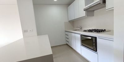Apartamento recien modelado, ideal para una persona o una pareja, acabados modernos, con excelente ubicación vista hacia la cuidad de la medellin, con rutas integradas al metro, muy cercano al parque del poblado, cerca al centro comercial oviedo y santa fe, cuenta con zonas comunes como gimnacio, piscina, y zona de BBQ, turco, tiene parqueadero y  un amplio cuarto util. disponible para el 10 de enero 2024