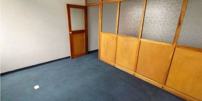¡Oficina en Arriendo en el Centro de Manizales! ?✨

Ubicada en una zona estratégica y comercial de la ciudad, esta oficina es perfecta para profesionales o empresas que buscan comodidad, visibilidad y fácil acceso.

Espacio Funcional:
Con 25 m², cuenta con un salón dividido por mampara en madera y vidrio, ideal para organizar mejor tu equipo o recibir clientes. También tiene clóset para archivo o almacenamiento.

Servicios Incluidos:
La administración cubre agua y luz, lo que facilita la gestión mensual. Los pisos están en alfombra, brindando un ambiente profesional y acogedor.

Detalles Adicionales:
Los baños están por fuera de la oficina. El edificio cuenta con ascensor, vigilancia, portería y excelente acceso a transporte público.

¡Haz crecer tu negocio desde el corazón de Manizales! Contáctanos y agenda una visita.


