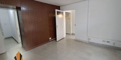 Oficina en arriendo en Laureles – Simón Bolívar.
Funcional oficina de 35 m² ideal para profesionales independientes, consultorios o actividades administrativas. Cuenta con un baño, cocineta, buena iluminación y piso en baldosa común, ubicada en una zona residencial tranquila con mezcla de usos. Su acceso es a través de puerta peatonal.

Ubicada estratégicamente cerca de importantes referentes como la iglesia Pichincha y Viva Laureles, esta propiedad ofrece fácil conexión con la Avenida 80 y la glorieta de Don Quijote, permitiendo desplazamientos ágiles y excelente acceso a transporte público. La zona combina tranquilidad con cercanía a comercio y servicios, lo que facilita un entorno práctico para trabajar.

Ideal para quienes buscan establecer su actividad profesional en un sector central, seguro y de baja mixtura.
IVA incluido en el precio.
¡Aprovecha esta oportunidad y agenda tu visita hoy mismo!