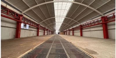 Arriendo bodega ubicada en sector comercial e industrial del Barrio Ricaurte, área total construida 1.800 m², distribuidos en tres niveles. El inmueble está construido en un terreno con frente de 12,20 mts x 56,55 mts de fondo = 690 m². El primer piso cuenta con 410 m² con altura de 4,18 mts, segundo nivel 690 m² con altura de 2,46 mts, distribuidos en área de oficinas y zona de almacenamiento, tercer nivel 690 m² con altura de 3 mts a base de cercha y 5,78 mts a cumbrera. Capacidad de carga eléctrica 20 kva. Cuenta con dos ascensores de carga, uno para el segundo nivel con capacidad de 1,5 Ton y otro para el 3 nivel con capacidad de carga de 3 Ton.

La capacidad de carga portante de los pisos es:


 Primer piso: 4 Ton/m²
 Segundo Nivel: 1 Ton/m² en área de oficinas y 2 Ton/m² en área de almacenamiento
 Tercer Nivel: 2 Ton/m² 


Portón de acceso con altura de 4 mts x 3,77 mts de ancho
