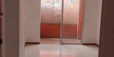 APARTAMENTO EN SECTOR ESTRATEGICO DE ENVIGADO-  ALCALA, UNIDAD CERRADA
IDEAL PARA REMODELAR-AUNQUE SE ENCUENTRA HABITABLE EN 100%

Piso 7 con ascensor intermedio, para llegar al apartamento se deben bajar 7 escalas cómodas.
Parqueadero y cuarto útil;  No tiene, hay algunos comúnes fuera de la unidad

UBICACION:  Muy cerca al parque principal en sector residencial, unidad cerrada