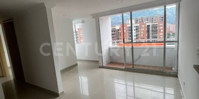 MÁS QUE UN APARTAMENTO: Un Estilo de Vida en Unidad Puerta Madera
Vivir en Puerta Madera es tener un club privado a la puerta de tu casa. La unidad te ofrece una gama impresionante de comodidades para cada día:
•	Relájate y Diviértete: Disfruta de una espectacular piscina, un gimnasio completo y una zona de BBQ para tus reuniones.
•	Actividad para Todos: Desafía a tus amigos en la cancha de fútbol y baloncesto, o practica en la pista de patinaje.
•	Momentos Especiales: Celebra tus eventos en el salón social.
Pero la comodidad no termina ahí. Dentro de la unidad, tendrás acceso directo a:
•	Un supermercado, para tus compras diarias sin salir de casa.
•	Barbería y tienda de belleza, para cuidar de ti mismo.
•	Pizzería y cafetería, para esos antojos o un buen café al instante.
•	Cerca DE la Estación Madera