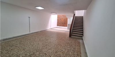 Local en Arriendo en Chapinero


 Área total: 147 m² (incluye mezanine)
 Primer piso: 80 m²
 1 baño
 Excelente ubicación en una zona comercial de alto tráfico


Este local es ideal para negocios que buscan visibilidad y accesibilidad en una de las áreas más dinámicas de Chapinero. Perfecto para tiendas, oficinas o emprendimientos que deseen aprovechar la afluencia de público y la infraestructura de la zona. ¡No pierdas la oportunidad de establecer tu negocio en un punto estratégico!

NOTA: Administracion incluida en el canon mensual.
