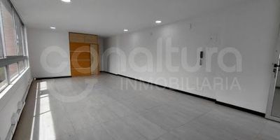 472-7447 Conaltura Inmobiliaria ¡Haz crecer tu negocio en El Poblado! Arrienda esta espectacular oficina ubicada en uno de los sectores más exclusivos y comerciales de Medellín. En edificio cerrado con ascensor y seguridad, sobre la Avenida Las Palmas, a pocos minutos de San Diego, Provenza y toda la zona empresarial del Poblado. ¡Con 12 parqueaderos exclusivos para tu equipo o clientes! Ideal para empresas que buscan proyección, ubicación estratégica y presencia en una de las zonas más valoradas de la ciudad. ¡Contáctanos y agenda tu visita hoy!