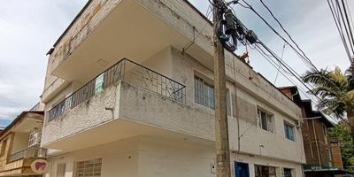 Local comercial u oficina piso 2, ubicado en el Sector de belén san Bernardo, en la carrera 73, nos ofrece un área de 103 metros aproximadamente, Cuenta con: 5 divisiones, 1 baño, 2 closets, 3 mesones de acero inoxidable, piso en cerámica y baldosa. No cuenta con red de gas.
Los datos de los inmuebles promocionados en la página web están sujetos a cambio y verificación de disponibilidad.