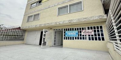 Vendo edififico en el barrio colseguros de Cali de 4 niveles, en el primer piso hay un local comercial o apartaestudio con baño, 5 parqueaderos para carros y 8 motos, tiene 12 apartamentos la mayoría actualmente rentando. Ideal para inversionistas