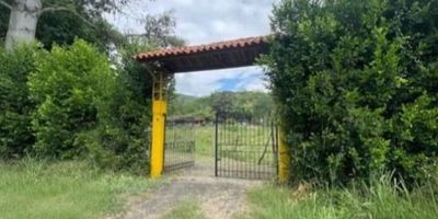 GRAN OFERTA. Lote ubicado en zona rural  de Yotoco, Medianero, cercado, con pastos y arboles frutales, cuenta con una casa con las siguientes dependencias tres alcobas, cocina, baño privado, baño social y zona de ropas. Contáctanos y déjanos tener el privilegio de atenderte