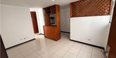 Apartaestudio amplio e iluminado, un solo ambiente, sala - comedor, baño, cocina, calentador, ubicado en zona comercial y residencial. 
