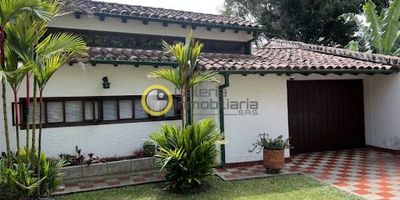 Casa en Venta en el Barrio Cabecera del Llano, cuenta con 4 alcobas, todas con baño, sala comedor independiente, cocina amplia, zona de servicio con 2 alcobas y baño. Piscina, sauna y amplios jardines. 4 parqueaderos. 